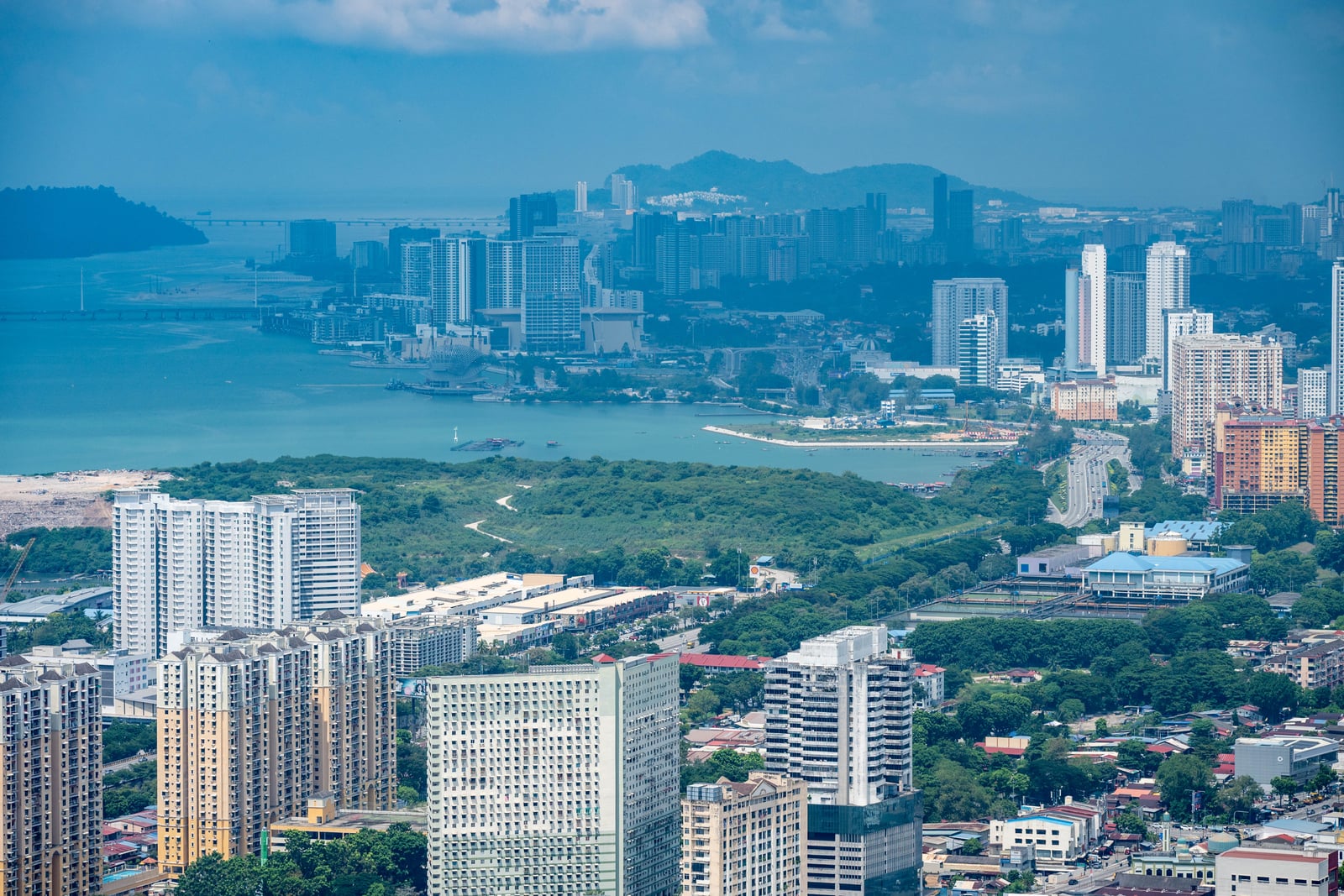 從高空俯瞰喬治市的蔚藍海景與櫛比鱗次的都會建築｜2025/07 馬來西亞檳城