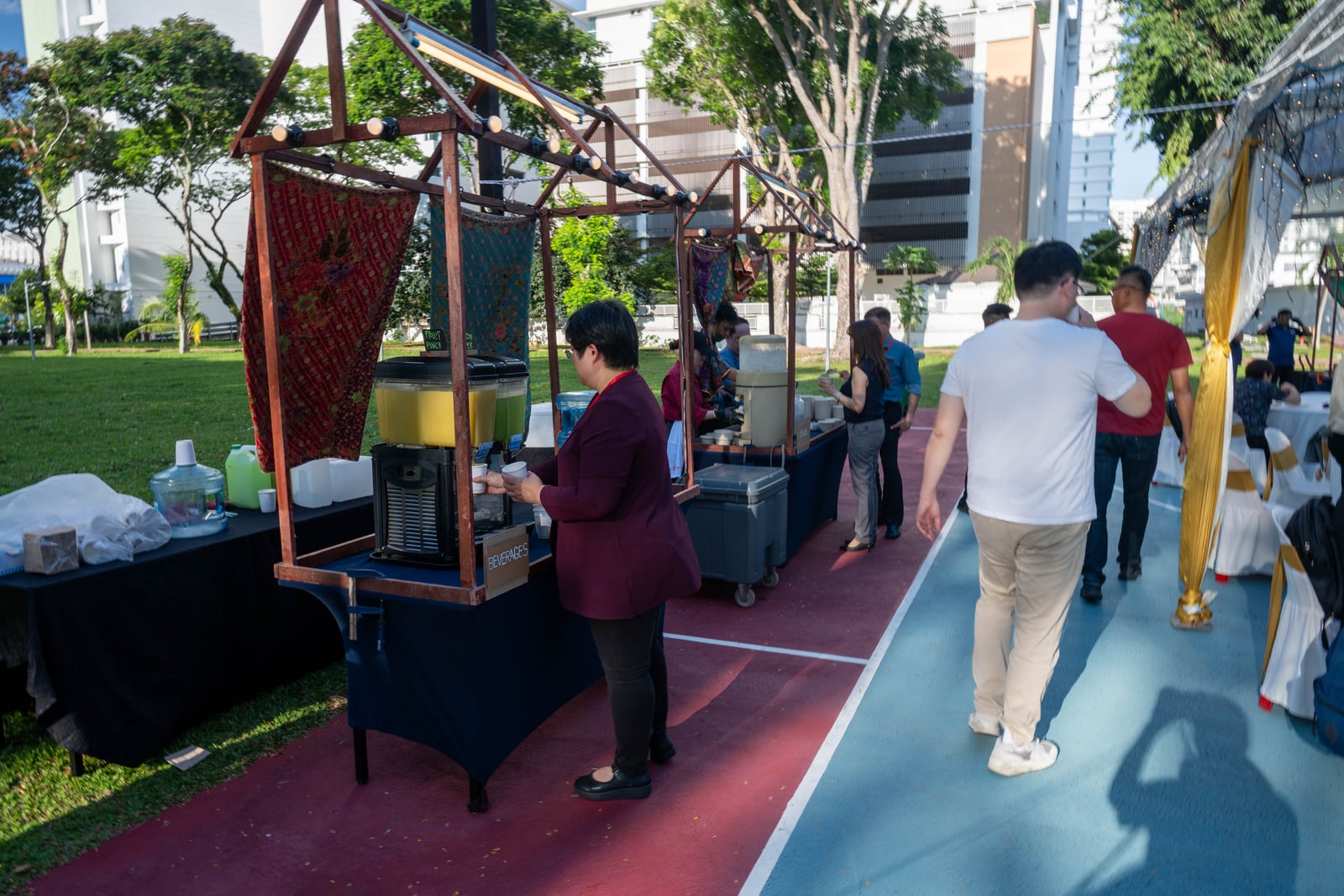傍晚戶外活動中的飲料攤位與人群｜2025/07 馬來西亞檳城