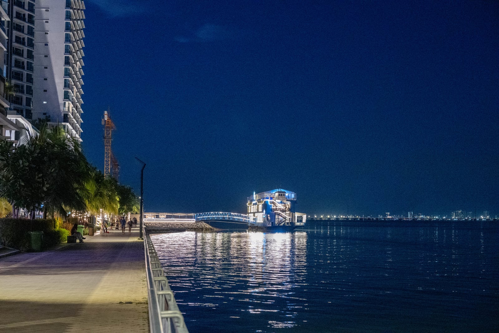 海濱步道夜景與海上燈光建築｜2025/07 馬來西亞檳城