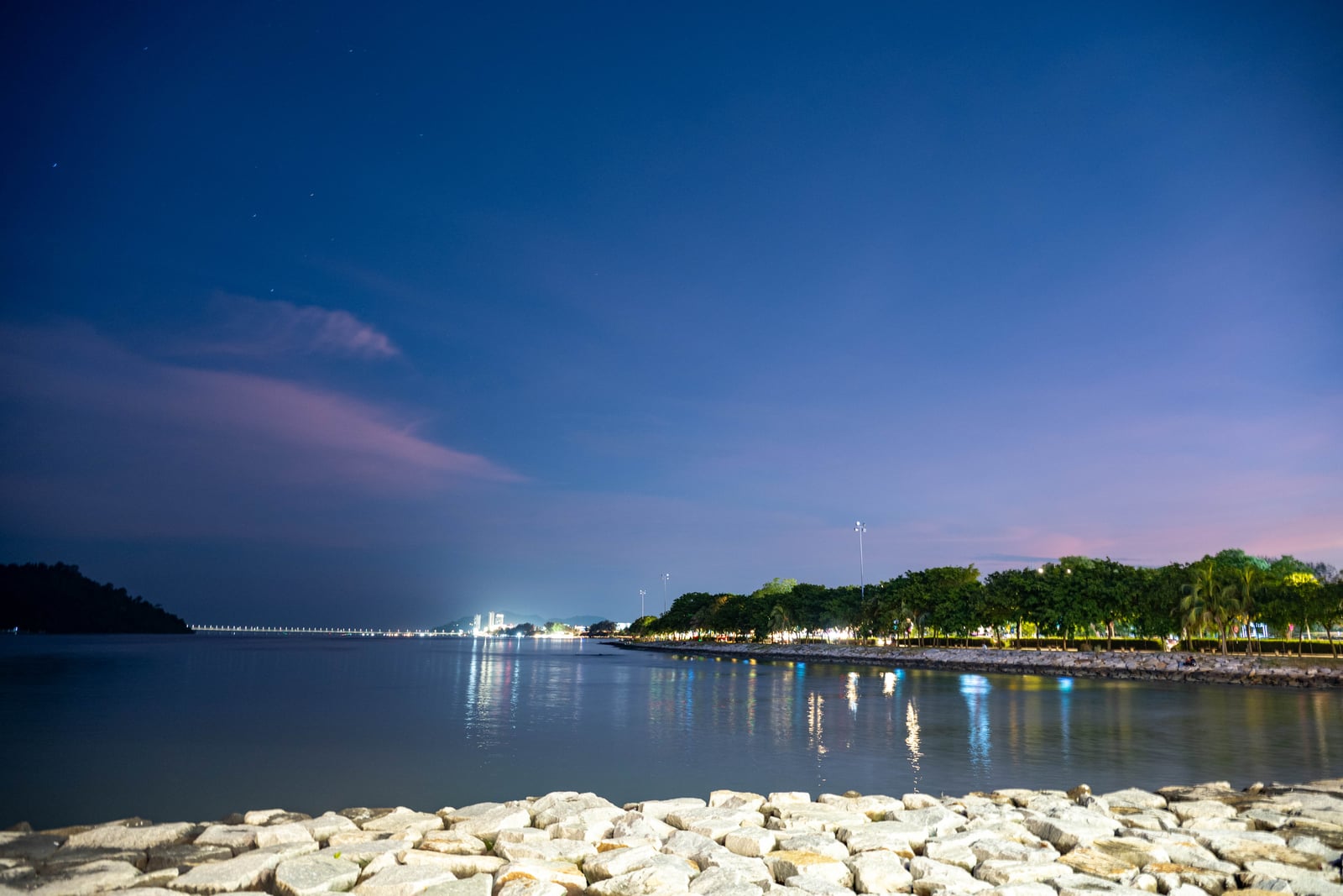 暮色中的海濱步道夜景與遠方燈火｜2025/07 馬來西亞檳城