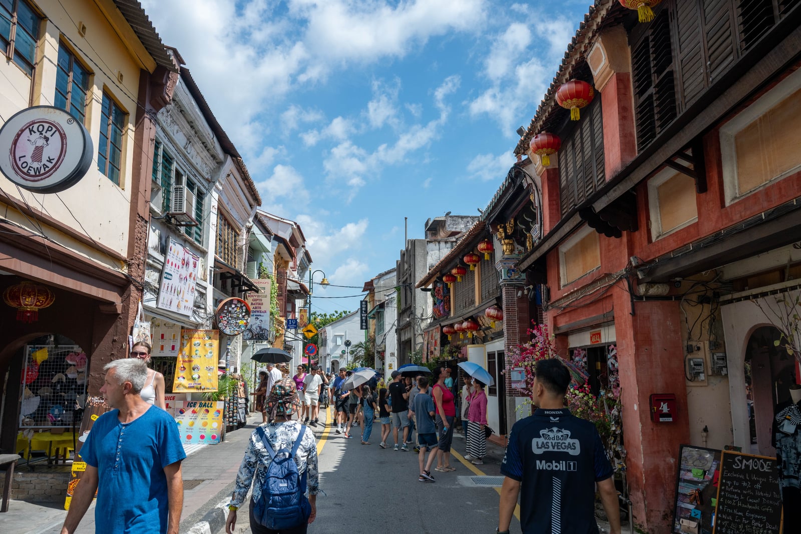 紅磚老屋街道與熱鬧漫步人群｜2025/07 馬來西亞檳城