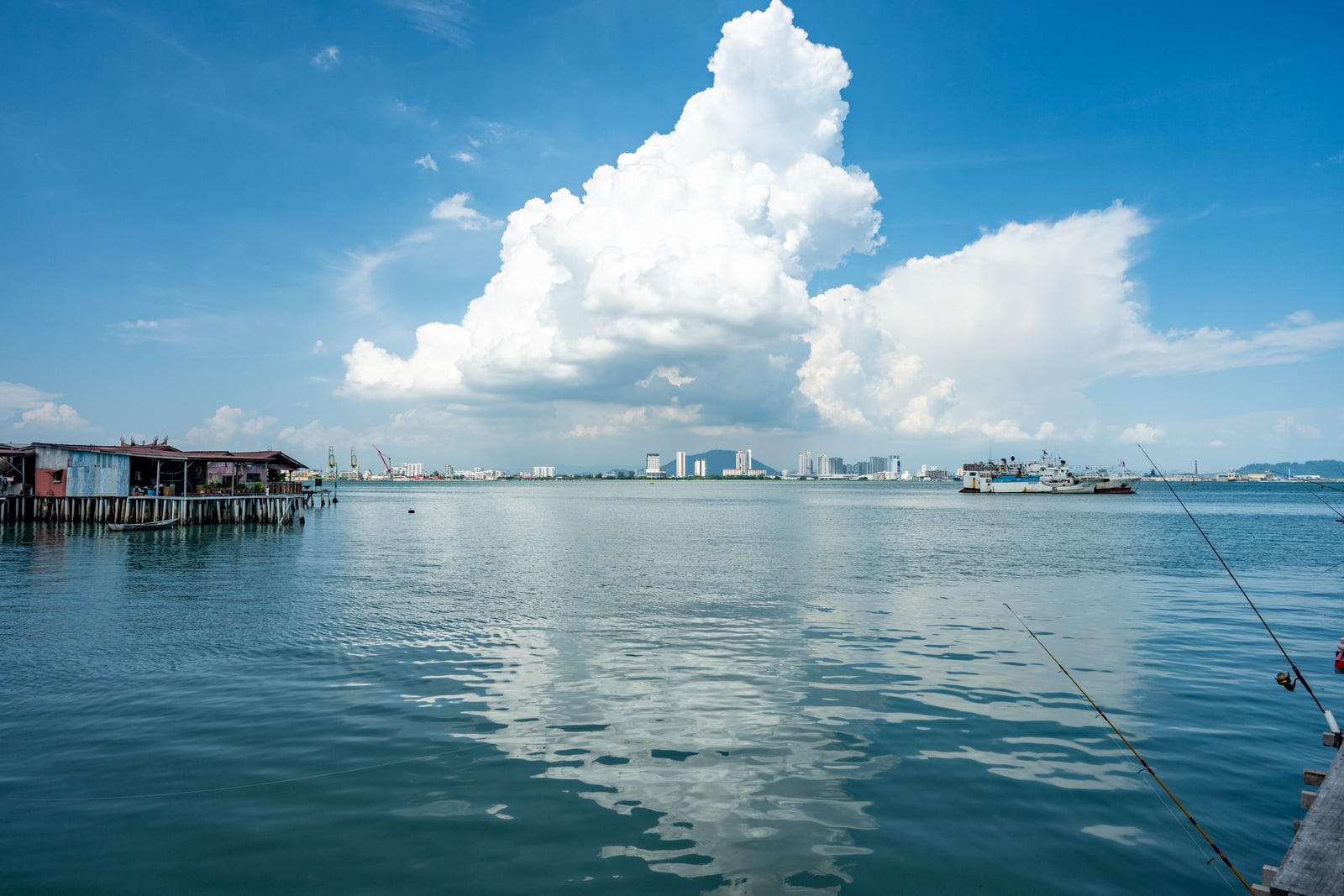 湛藍海面上巨大的積雲與遠方城市天際線｜2025/07 馬來西亞檳城