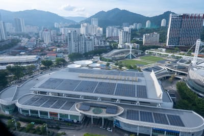 高空俯瞰都會區現代建築群與大型展覽館｜2025/07 馬來西亞檳城