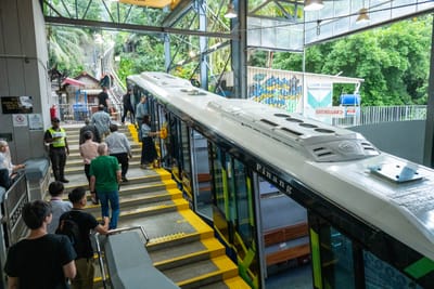 旅客依序登上升降斜面列車｜2025/07 馬來西亞檳城