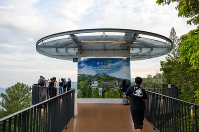 黃昏下群山環繞的圓形觀景台俯瞰風光｜2025/07 馬來西亞檳城