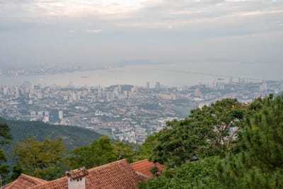 黃昏時刻從高處俯瞰城市與海峽風光