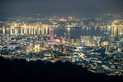 登上升旗山觀景台俯瞰璀璨迷人的港灣夜景｜2025/07 馬來西亞檳城