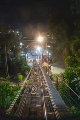 夜色中筆直延伸的陡峭山地鐵道與明亮燈光｜2025/07 馬來西亞檳城