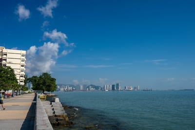 晴空下濱海步道遠眺海景與城市天際線