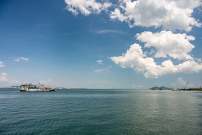 藍天白雲下碧波蕩漾的海港風光