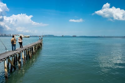 蔚藍晴空下伸入海面的木棧橋