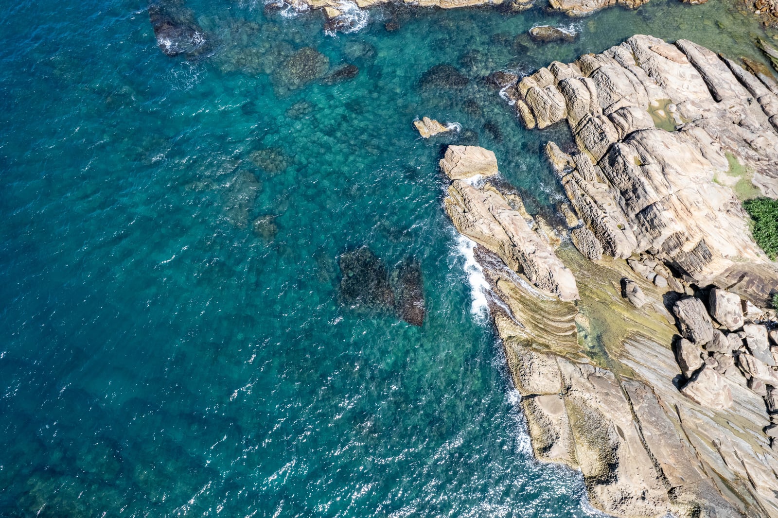 俯瞰湛藍海面與層疊岩層紋理｜2025/08 鼻頭角/龍洞/南雅奇岩/水湳洞