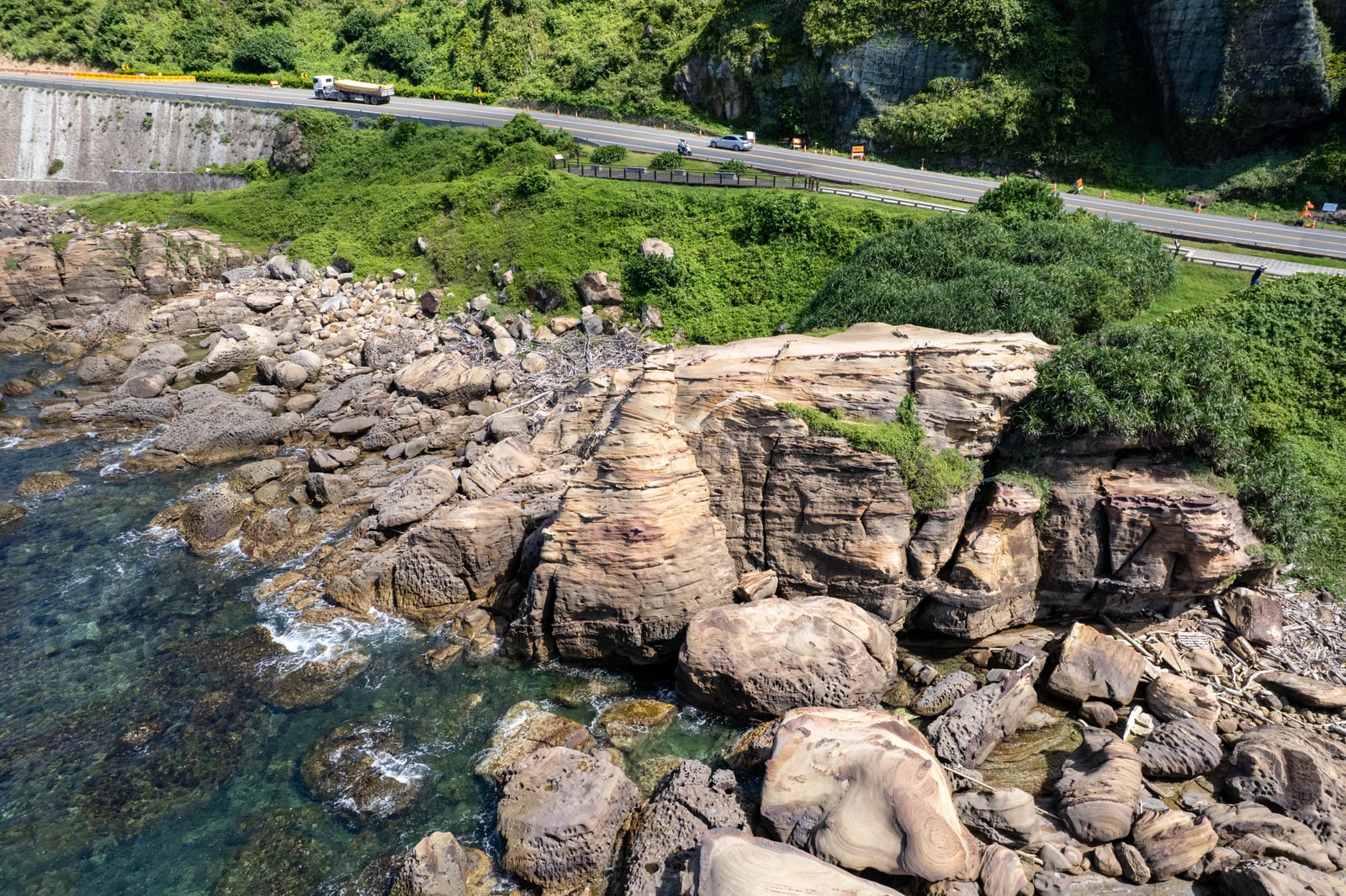 層疊岩壁與濱海公路的夏日午後｜2025/08 鼻頭角/龍洞/南雅奇岩/水湳洞