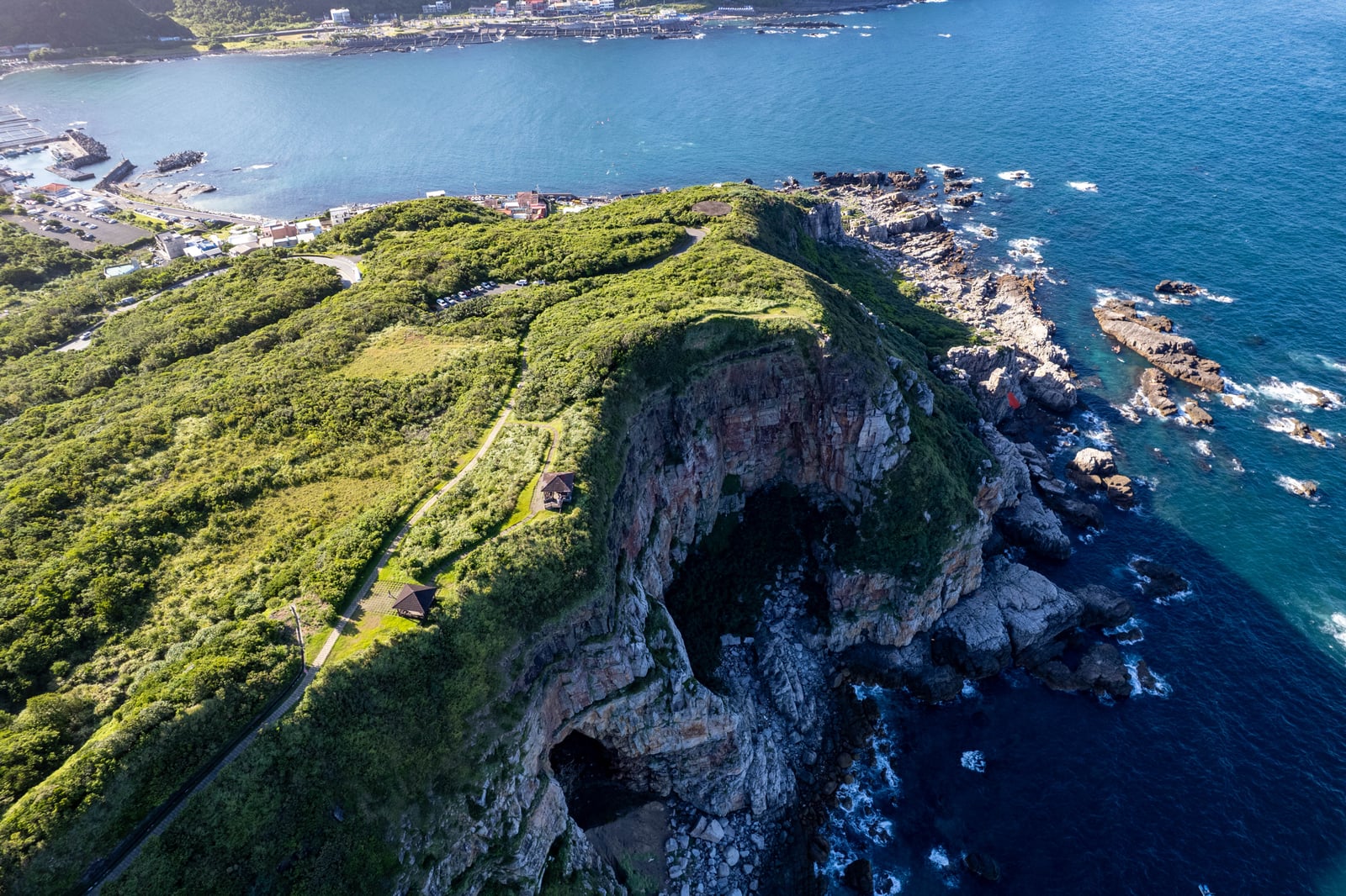 俯瞰壯闊海蝕洞與翠綠海岸線｜2025/08 鼻頭角/龍洞/南雅奇岩/水湳洞