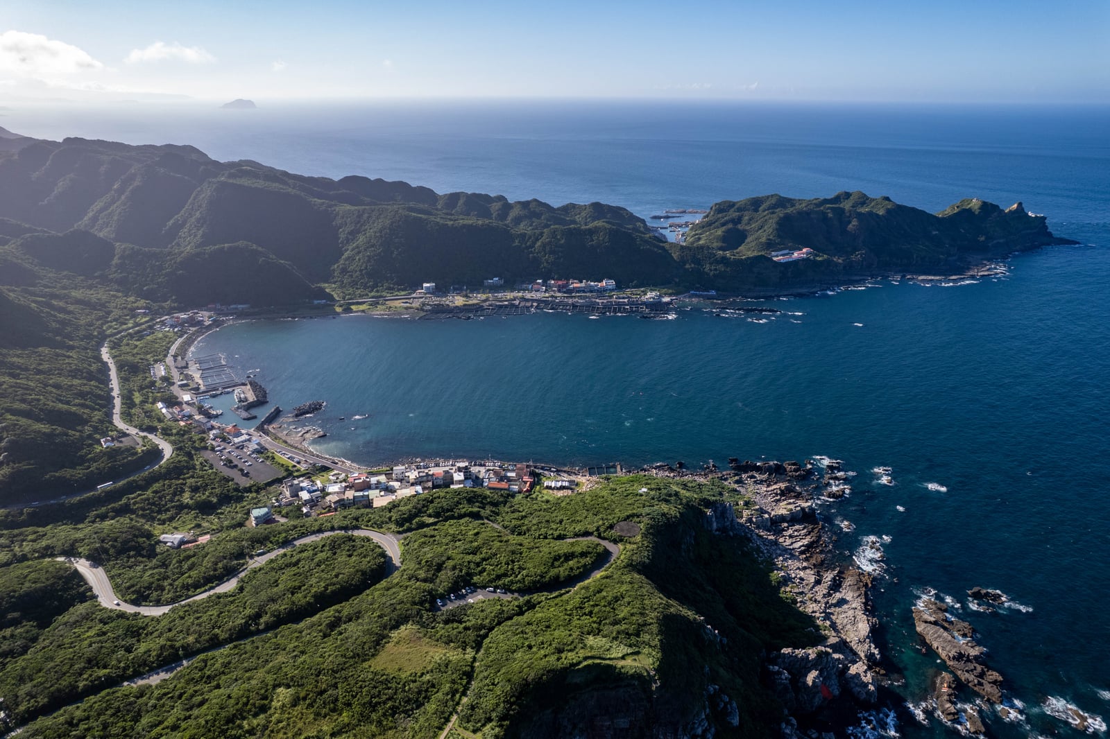 俯瞰湛藍海灣與蜿蜒海岸線｜2025/08 鼻頭角/龍洞/南雅奇岩/水湳洞