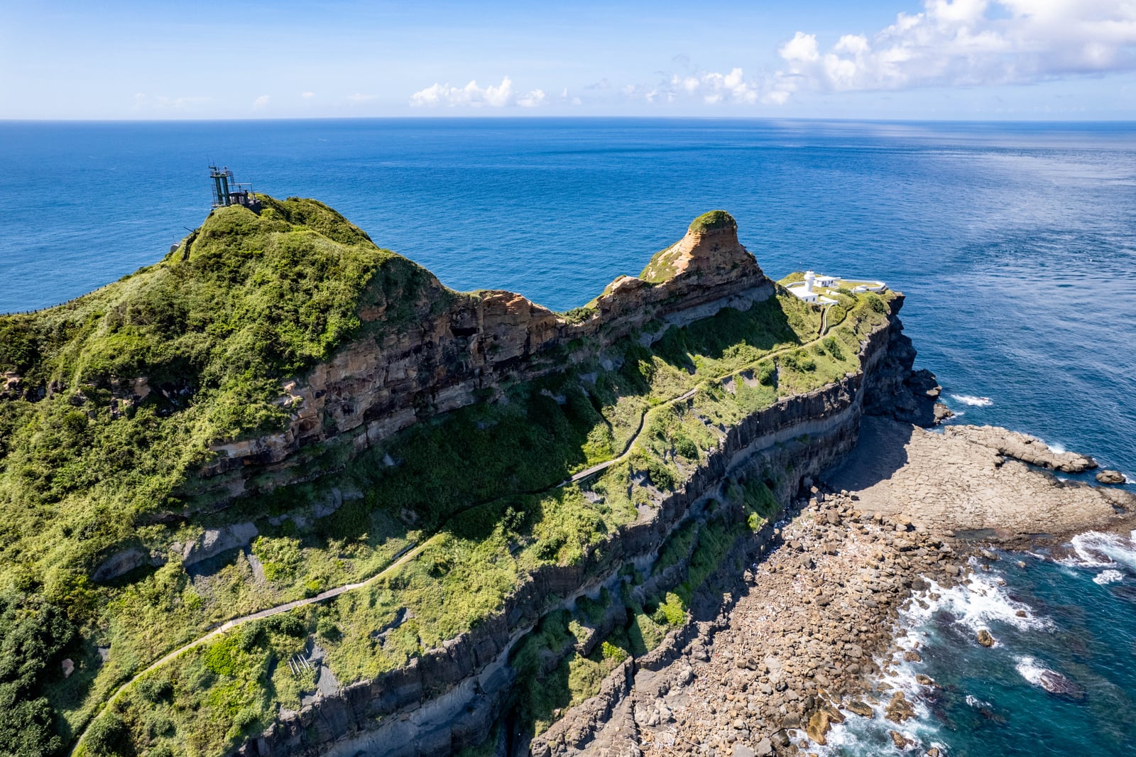 俯瞰蜿蜒於翠綠山脊的濱海步道｜2025/08 鼻頭角/龍洞/南雅奇岩/水湳洞