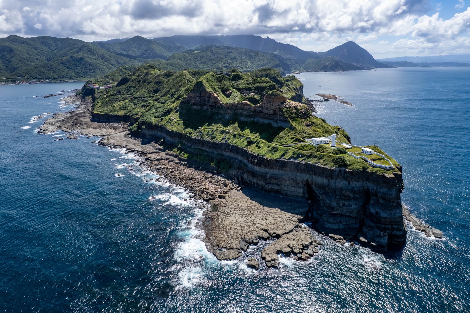 俯瞰岬角燈塔與壯闊海蝕平台｜2025/08 鼻頭角/龍洞/南雅奇岩/水湳洞