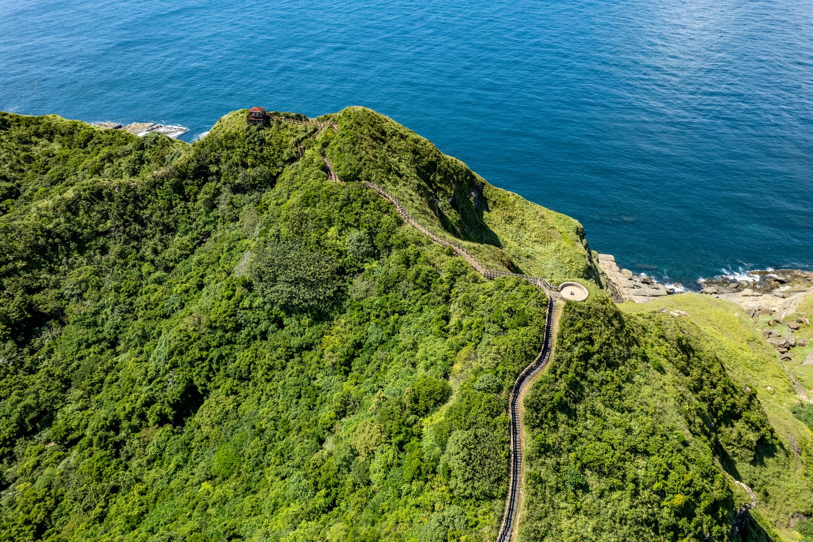 翠綠山稜上的蜿蜒步道與湛藍海景｜2025/08 鼻頭角/龍洞/南雅奇岩/水湳洞