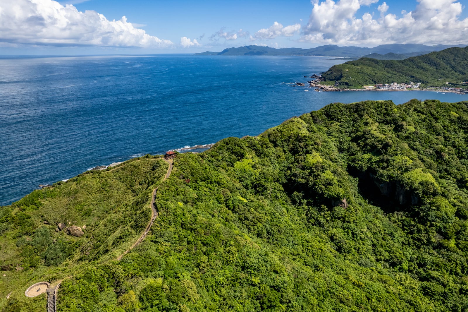俯瞰瑞芳海岸線的翠綠山脊與日落亭｜2025/08 鼻頭角/龍洞/南雅奇岩/水湳洞