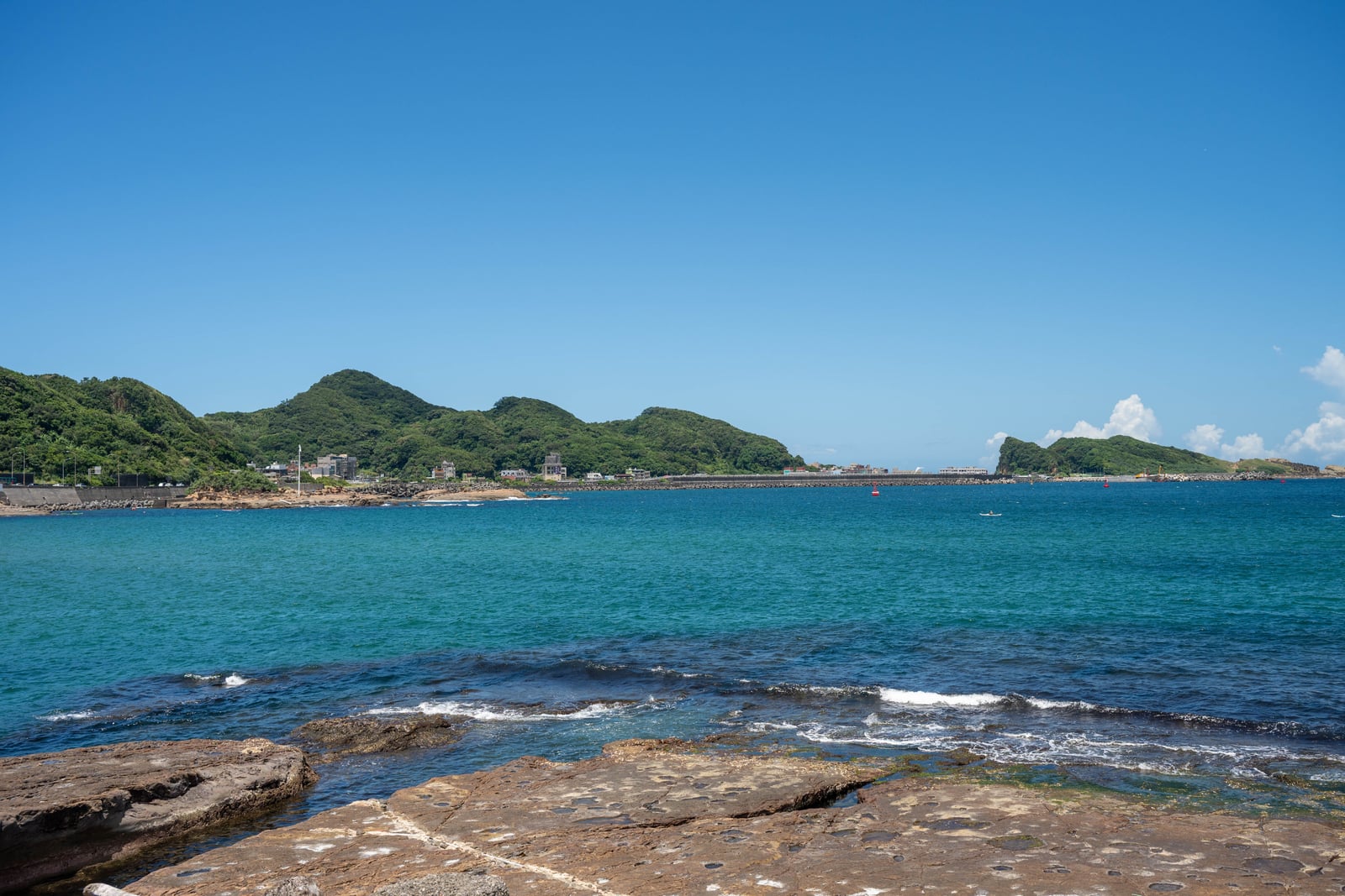 瑞芳海岸線的湛藍海景與翠綠山巒｜2025/08 鼻頭角/龍洞/南雅奇岩/水湳洞