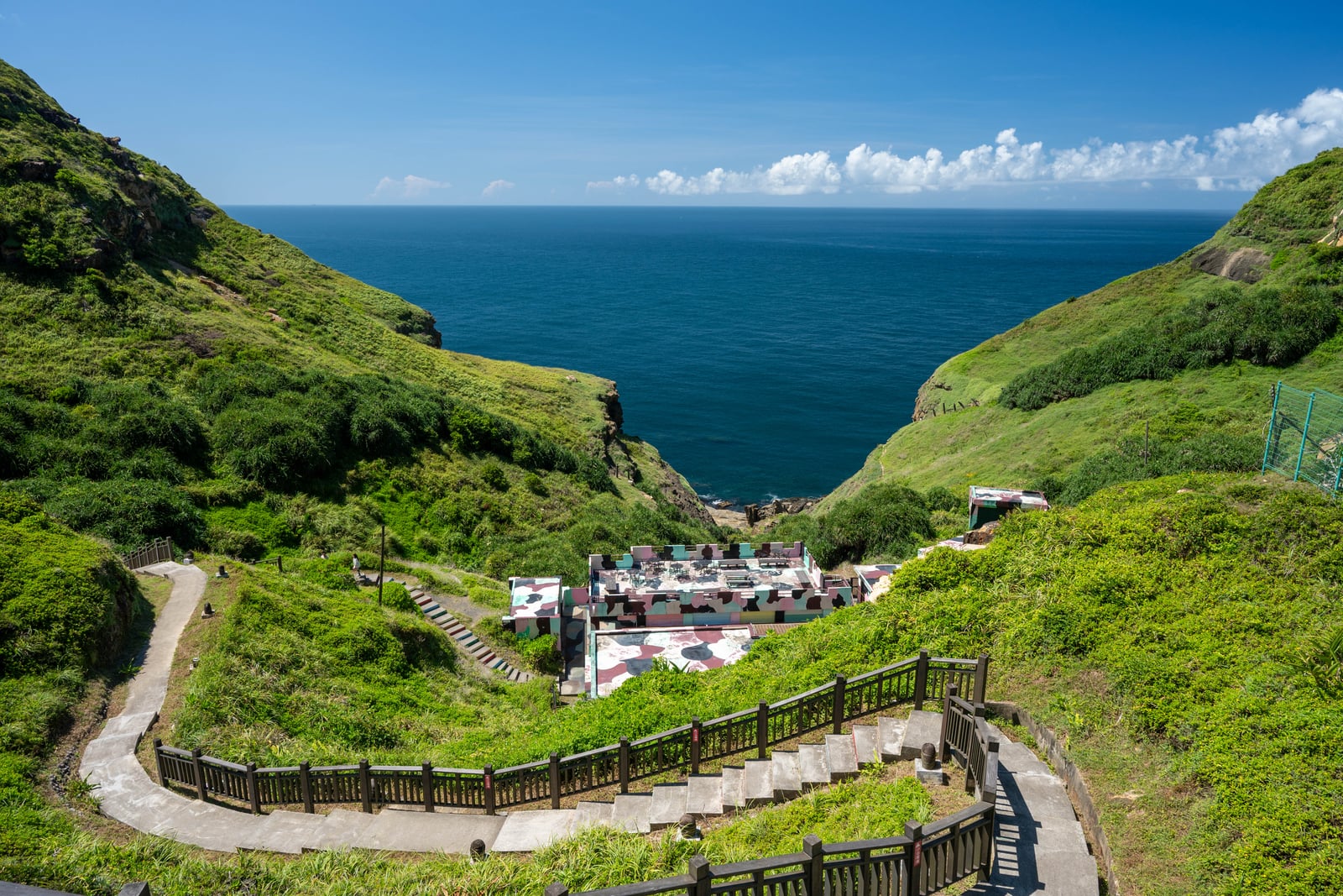 翠綠山谷間的迷彩碉堡與蔚藍海景｜2025/08 鼻頭角/龍洞/南雅奇岩/水湳洞