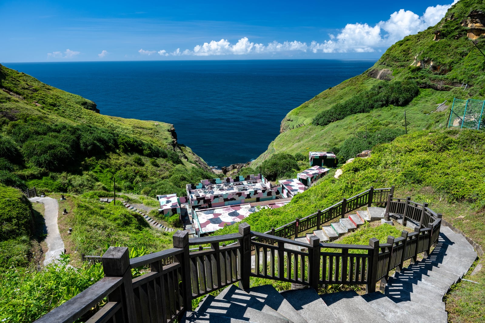 日出亭俯瞰翠綠山谷與蔚藍海岸｜2025/08 鼻頭角/龍洞/南雅奇岩/水湳洞