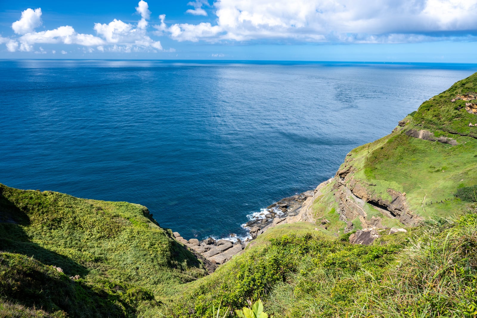 基石峰俯瞰蔚藍海岸線｜2025/08 鼻頭角/龍洞/南雅奇岩/水湳洞