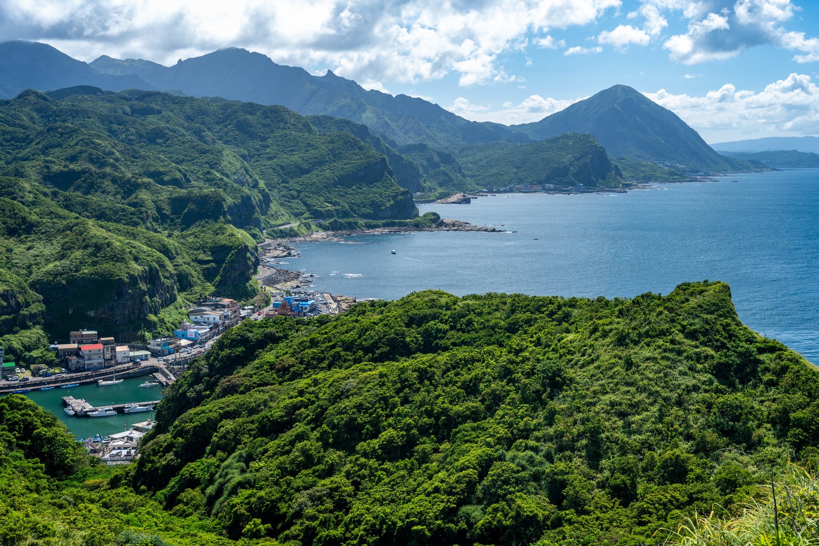 俯瞰基石峰下的翠綠海灣與山海連線｜2025/08 鼻頭角/龍洞/南雅奇岩/水湳洞