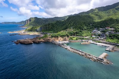 俯瞰陰陽海與寧靜的漁港海岸線｜2025/08 鼻頭角/龍洞/南雅奇岩/水湳洞
