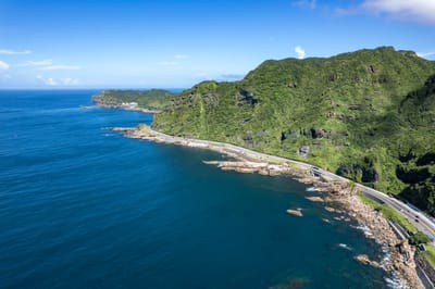湛藍海岸線與蜿蜒公路的壯闊交會