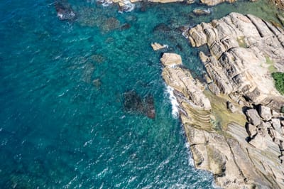 俯瞰湛藍海面與層疊岩層紋理｜2025/08 鼻頭角/龍洞/南雅奇岩/水湳洞