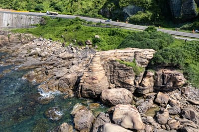 層疊岩壁與濱海公路的夏日午後｜2025/08 鼻頭角/龍洞/南雅奇岩/水湳洞