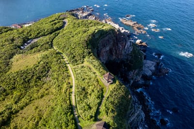 俯瞰海岸岬角的翠綠步道與觀景亭｜2025/08 鼻頭角/龍洞/南雅奇岩/水湳洞