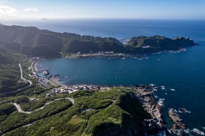 俯瞰湛藍海灣與蜿蜒海岸線