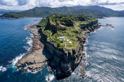 俯瞰絕壁上的純白燈塔與海岬地景