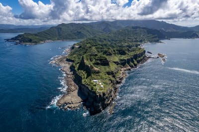 俯瞰海岬尖端的白色燈塔與壯闊海岸線
