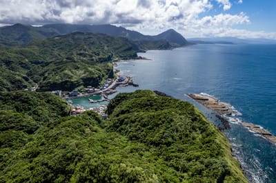 俯瞰瑞芳海岸線的翠綠山巒與港灣