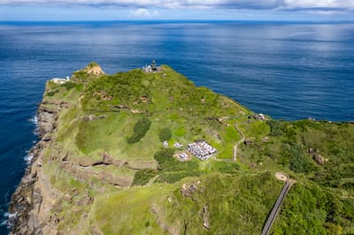 俯瞰翠綠岬角與湛藍海岸線