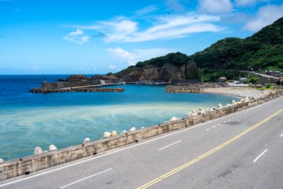 陰陽海景觀台俯瞰湛藍海岸與漁港｜2025/08 鼻頭角/龍洞/南雅奇岩/水湳洞