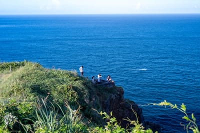 懸崖觀景台上的湛藍海景