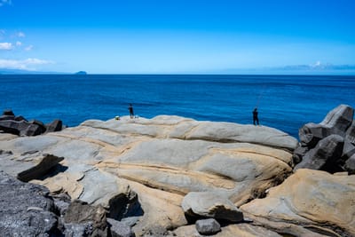 海蝕平台上的靜謐垂釣時光