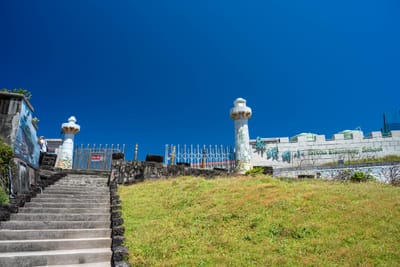 藍天下的城堡風校門與石階步道