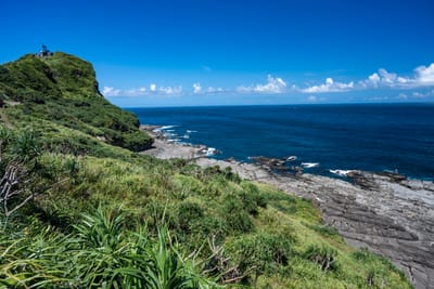 海天亭俯瞰翠綠岬角與湛藍海岸