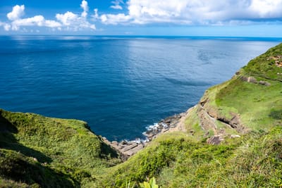 基石峰俯瞰蔚藍海岸線