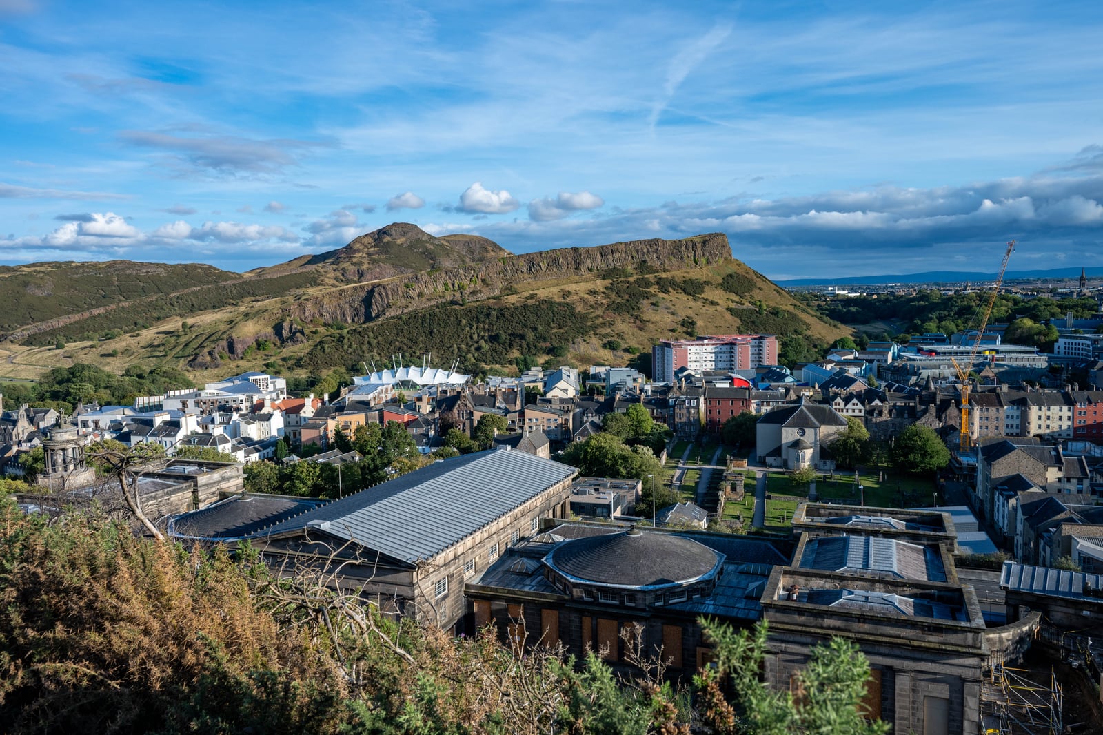 愛丁堡城市風光與遠方山丘｜2025/09 英國