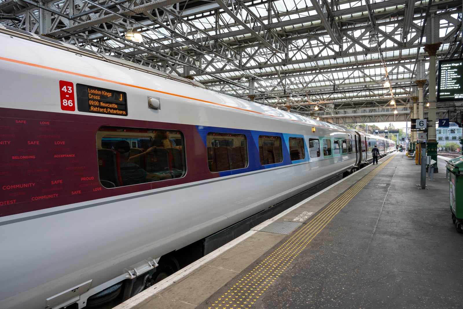 愛丁堡月臺停靠的現代化列車｜2025/09 英國