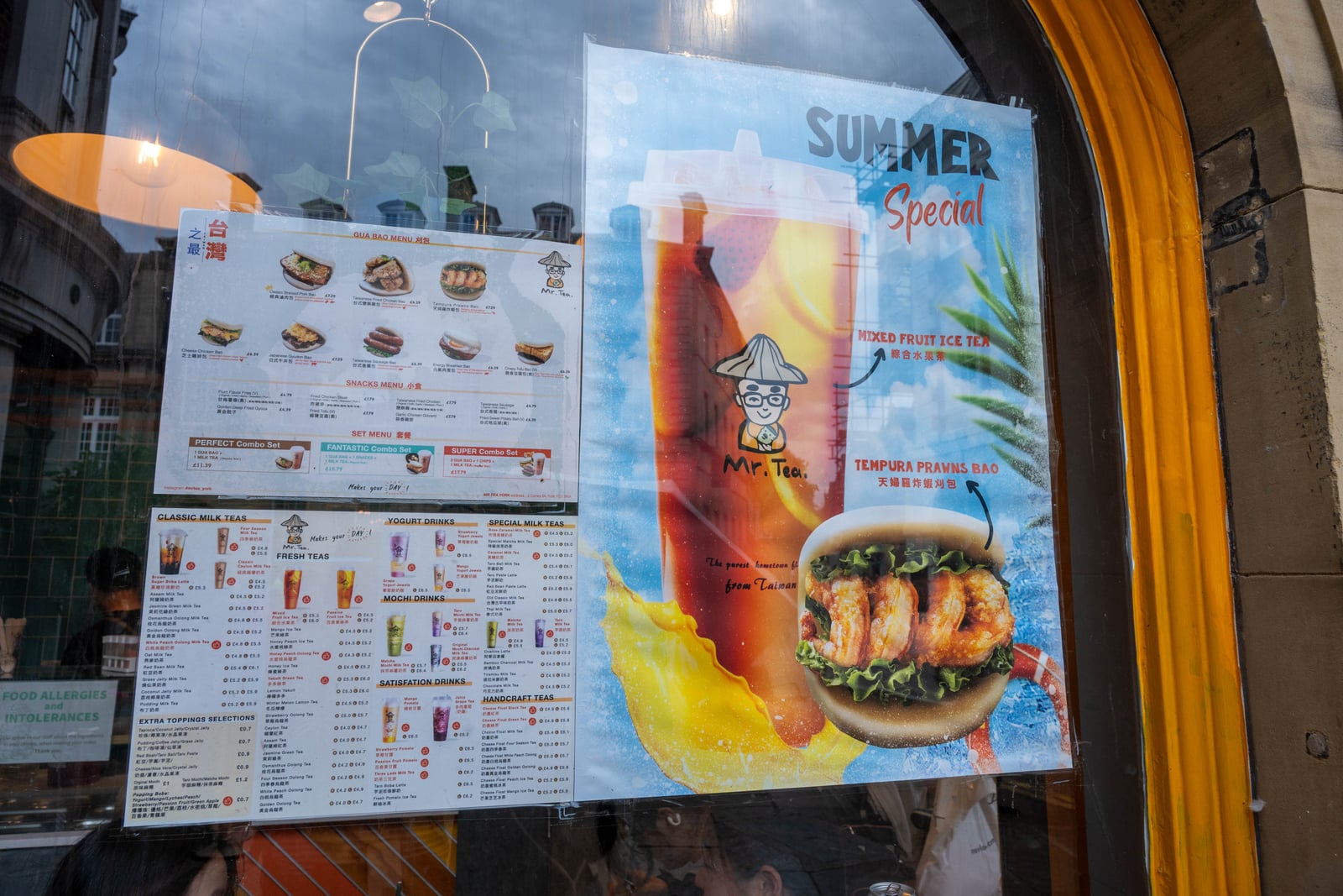 約克街頭充滿台灣風味的茶飲店海報｜2025/09 英國