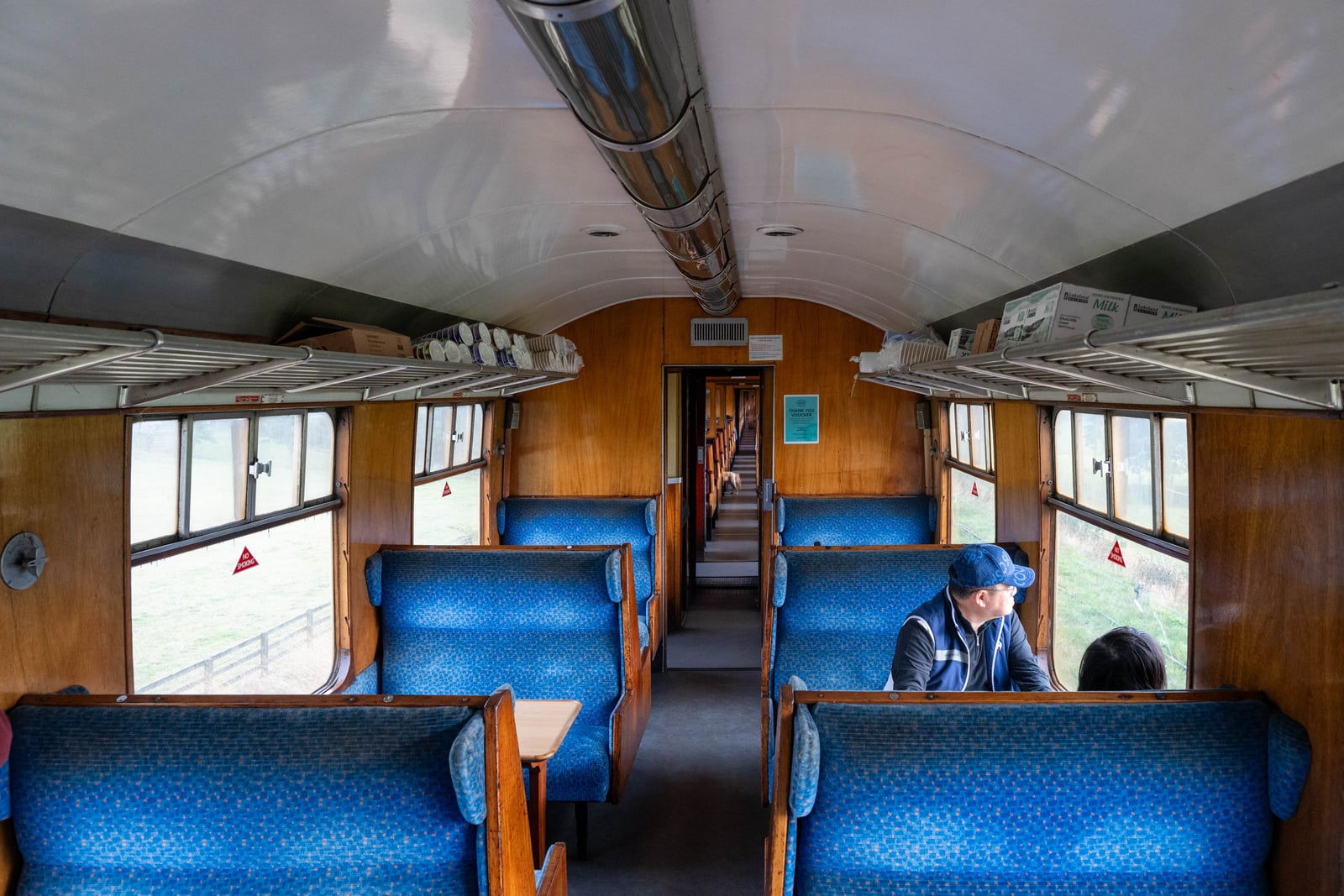 懷舊火車車廂內部藍色絨布座椅與木質裝潢｜2025/09 英國