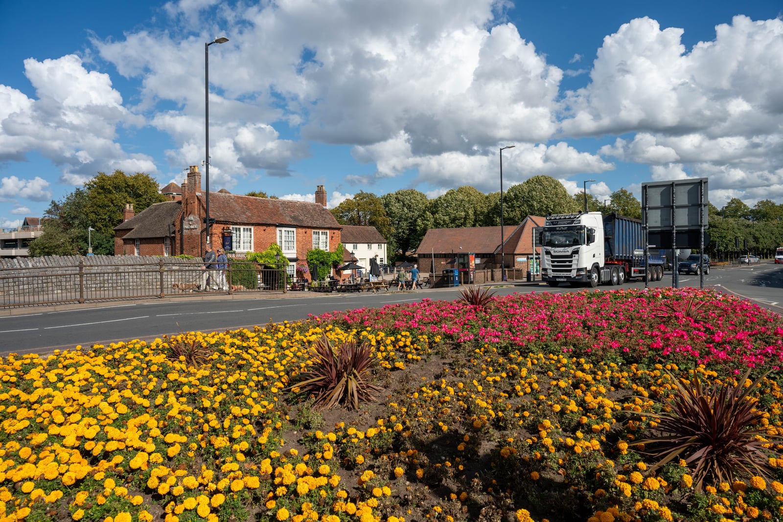 繁花簇擁的史特拉福街景與卡車行駛｜2025/09 英國