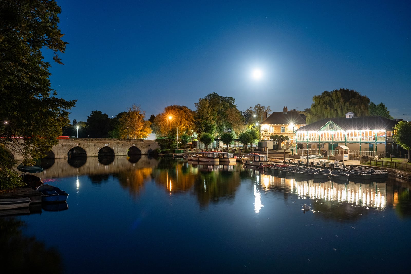 月光下古橋與水岸建築的夜景｜2025/09 英國